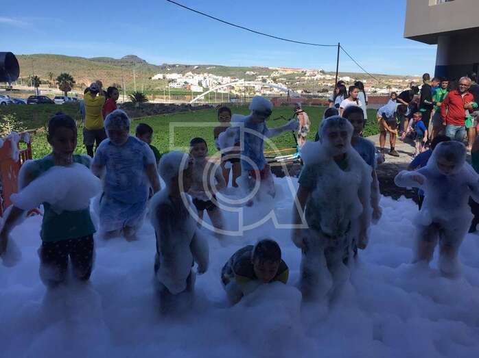 Los más pequeños disfrutan de un cañón de espuma en plena calle (Foto TA)